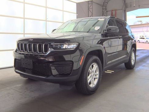 Used 2023 Jeep Grand Cherokee Laredo w/ Luxury Tech Group I AWD/4WD image 2