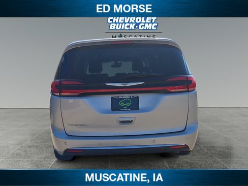 Used 2023 Chrysler Pacifica Touring-L FWD image 4