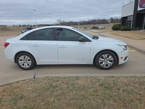 Used 2014 Chevrolet Cruze LS image 3