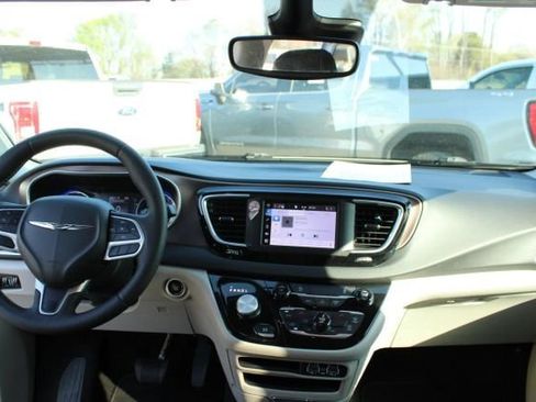 Used 2024 Chrysler Voyager LX FWD image 23