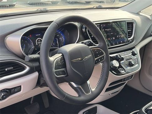 Used 2024 Chrysler Pacifica Touring-L image 16