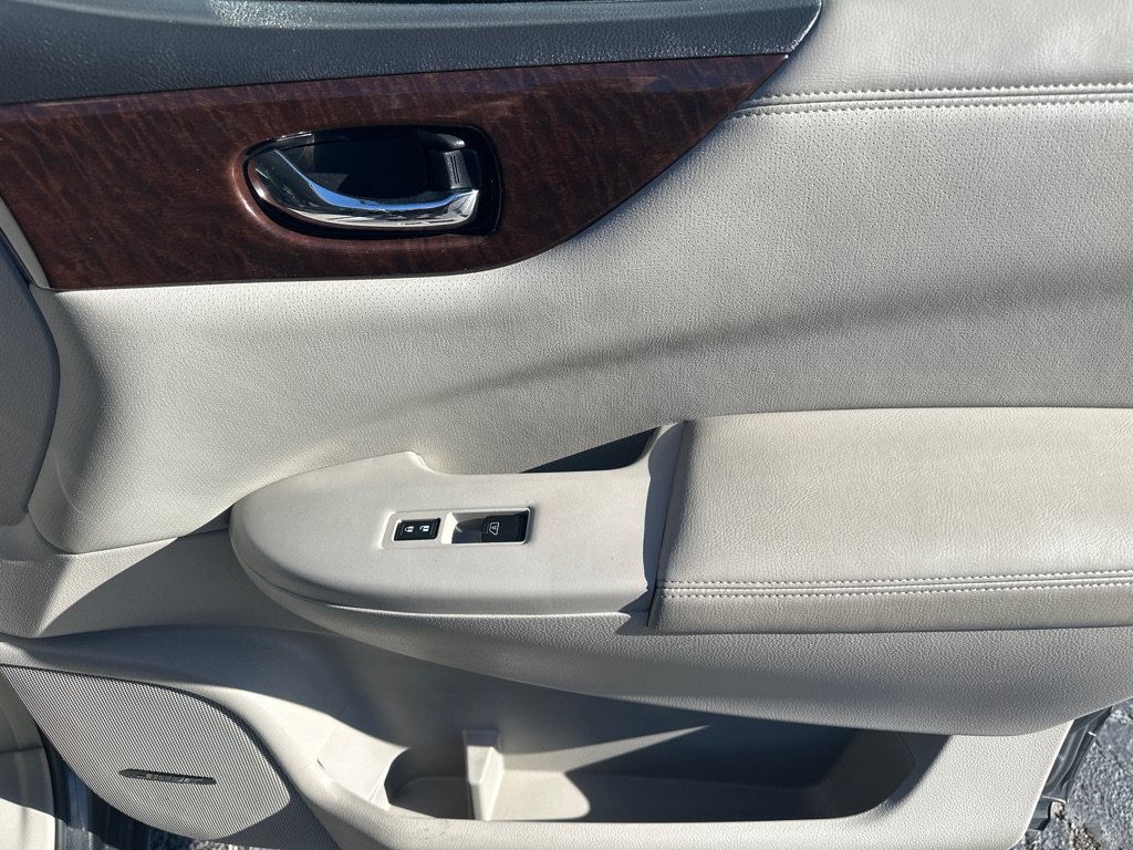 Used 2015 Nissan Quest Platinum FWD image 12