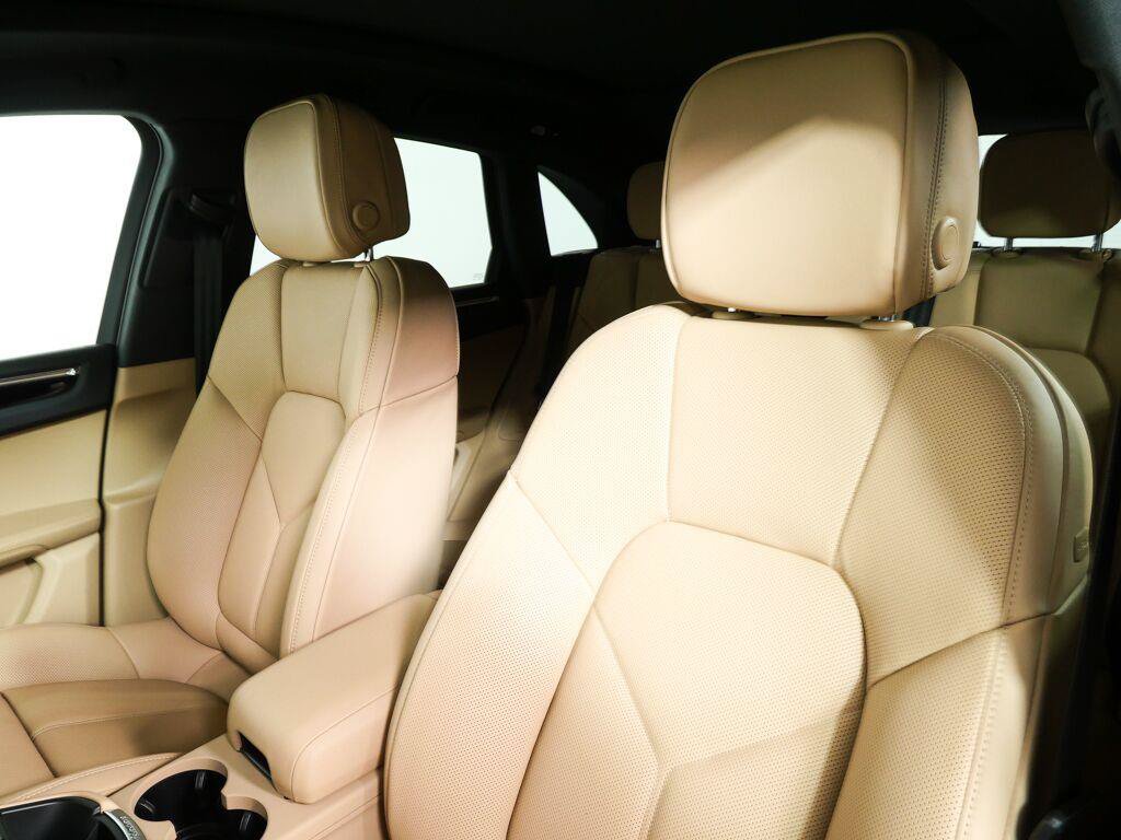 Certified 2026 Porsche Macan AWD/4WD image 5