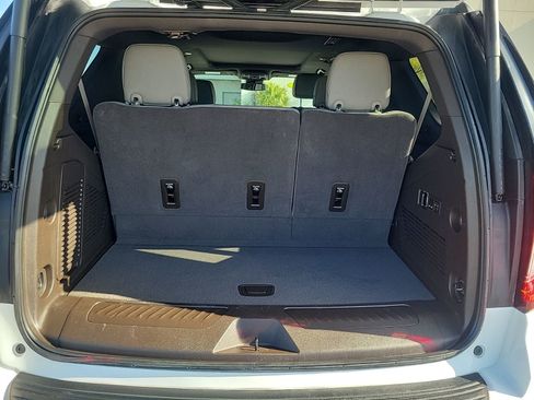 Used 2023 GMC Yukon SLT w/ SLT Premium Package image 8