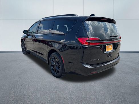 Certified 2023 Chrysler Pacifica Touring-L w/ S Appearance Package AWD/4WD image 3