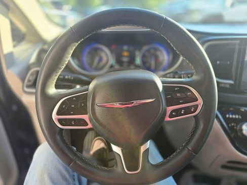 Used 2024 Chrysler Pacifica Touring-L FWD image 23
