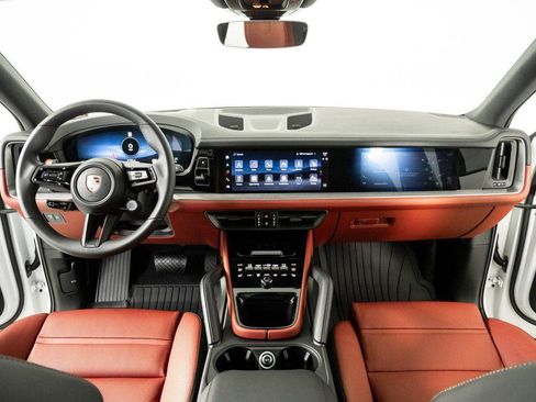 Certified 2026 Porsche Cayenne AWD/4WD image 18