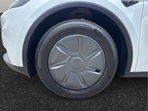 Used 2026 Tesla Model Y 2WD image 13