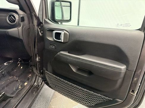 Used 2018 Jeep Wrangler Unlimited Sahara AWD/4WD image 15