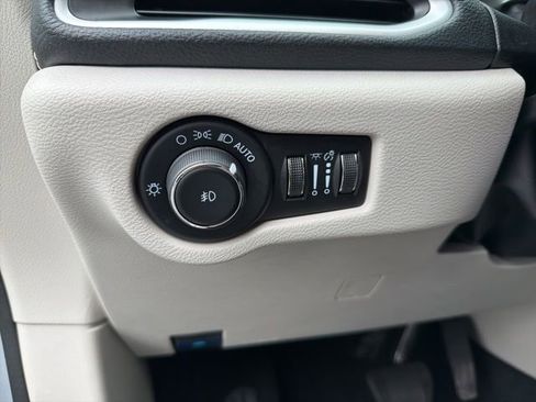 Used 2023 Chrysler Pacifica Touring-L FWD image 12