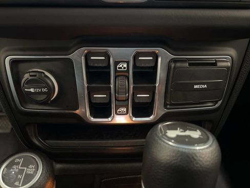 Used 2025 Jeep Wrangler Unlimited Sahara image 24