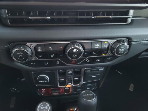 New 2025 Jeep Gladiator Mojave image 25