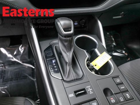 Used 2024 Toyota Highlander LE image 12