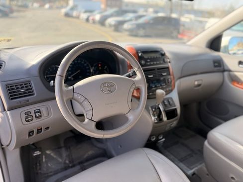 Used 2009 Toyota Sienna XLE image 9