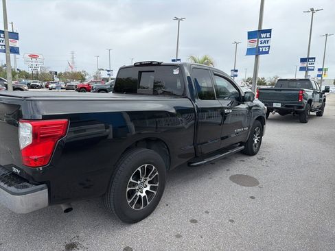 Used 2019 Nissan Titan SV image 5