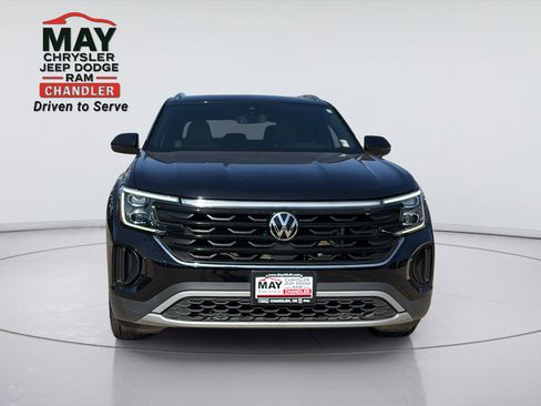 Used 2024 Volkswagen Atlas Cross Sport SE w/ Panoramic Sunroof Package FWD image 2