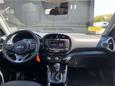 Used 2025 Kia Soul LX w/ LX Technology Package FWD image 18