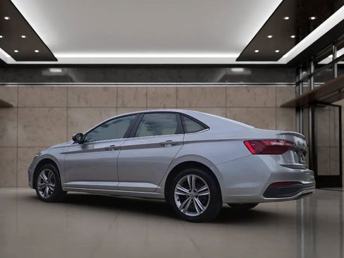 Used 2023 Volkswagen Jetta SE FWD image 3