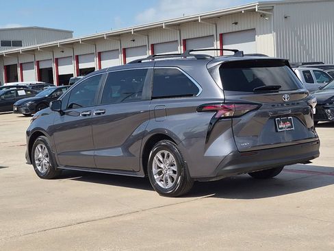 Certified 2025 Toyota Sienna XLE FWD image 4