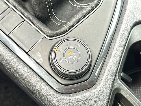 Used 2024 Volkswagen Tiguan SE image 35