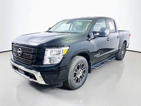 Used 2024 Nissan Titan SV w/ SV Convenience Package image 3