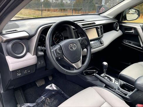 Used 2018 Toyota RAV4 Limited image 17