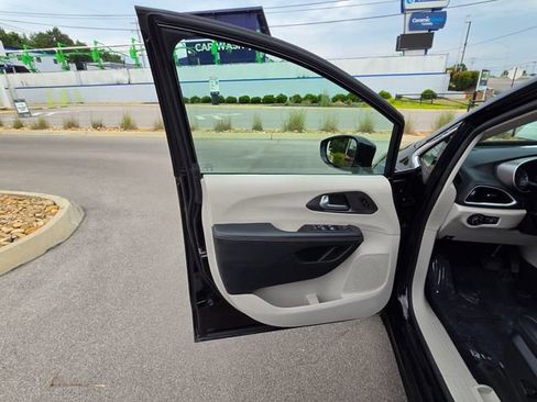 Used 2024 Chrysler Pacifica Touring-L FWD image 14