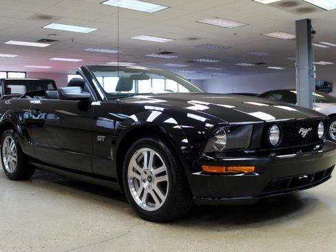 Used 2005 Ford Mustang GT image 3