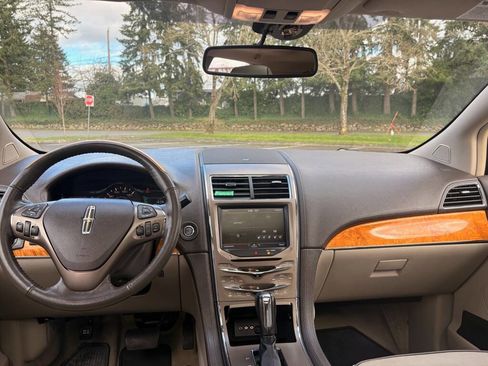 Used 2013 Lincoln MKX AWD image 11