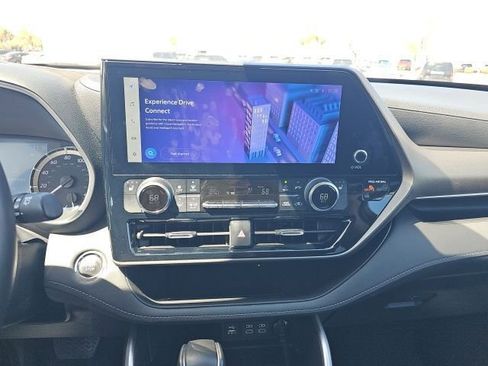 Used 2023 Toyota Highlander XLE image 10