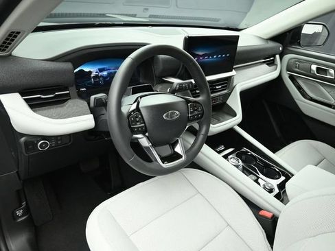 Used 2025 Ford Explorer Platinum w/ Ultimate Package AWD/4WD image 9