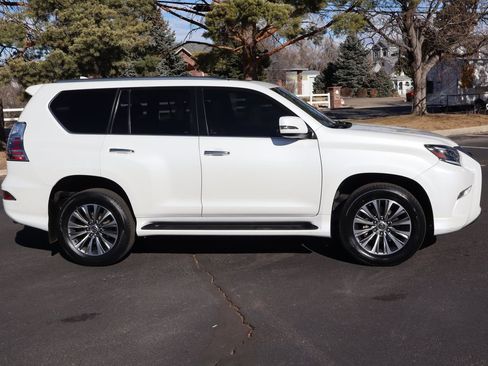 Used 2022 Lexus GX 460 Luxury w/ Off Road Package image 3