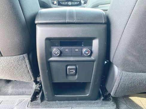 Used 2023 Chevrolet Traverse LT FWD image 20
