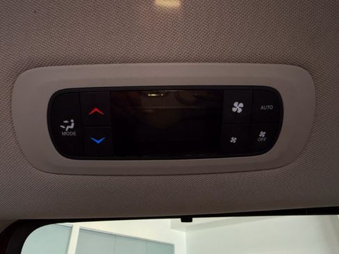 Used 2018 Chrysler Pacifica Limited w/ Advanced Safetytec Group FWD image 43