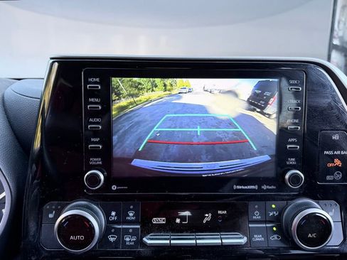 Used 2021 Toyota Highlander XLE image 18