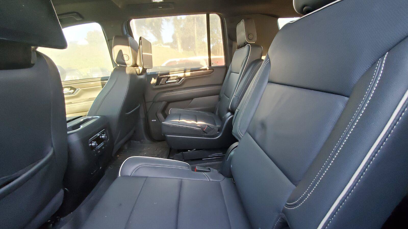 Used 2025 GMC Yukon XL Elevation w/ Elevation Premium Package AWD/4WD image 5