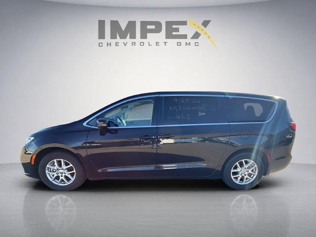 Used 2023 Chrysler Pacifica Touring-L FWD image 2