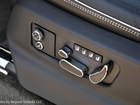 Used 2023 Bentley Bentayga Plug-In Hybrid AWD/4WD image 30
