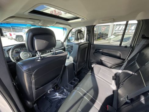 Used 2012 Jeep Liberty Sport image 12