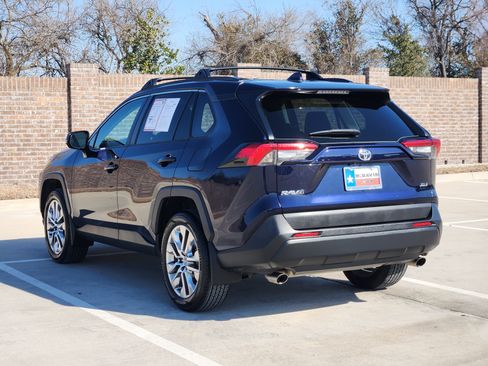 Used 2020 Toyota RAV4 XLE Premium image 8