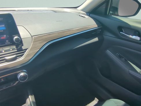 Used 2025 Nissan Altima 2.5 SV FWD image 14