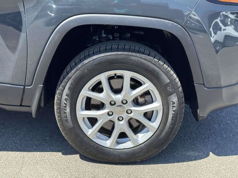 Used 2018 Jeep Cherokee Latitude Plus w/ Cold Weather Group AWD/4WD image 8