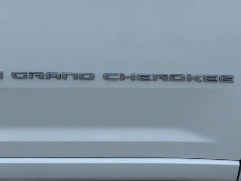 Used 2023 Jeep Grand Cherokee Overland AWD/4WD image 9