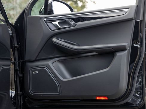 Certified 2025 Porsche Macan image 49