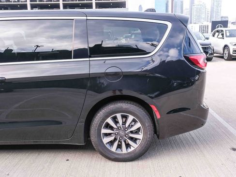 Used 2023 Chrysler Pacifica Touring-L FWD image 8