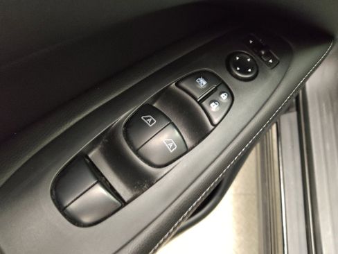 Used 2019 Nissan Pathfinder SV image 27