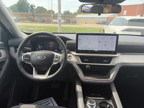 Used 2025 Ford Explorer Active AWD/4WD image 14