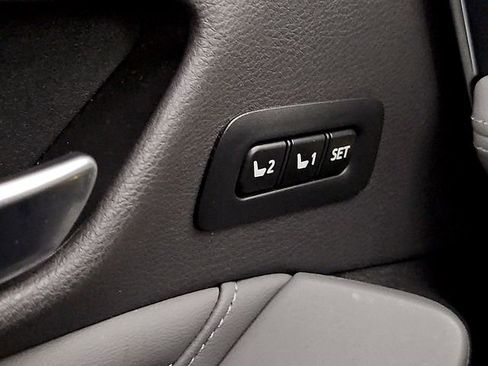 Used 2019 Toyota Avalon Limited image 25