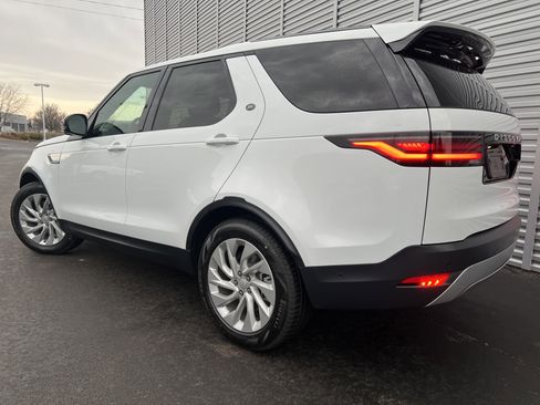New 2026 Land Rover Discovery S image 3
