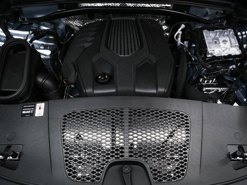 Certified 2026 Porsche Macan AWD/4WD image 36